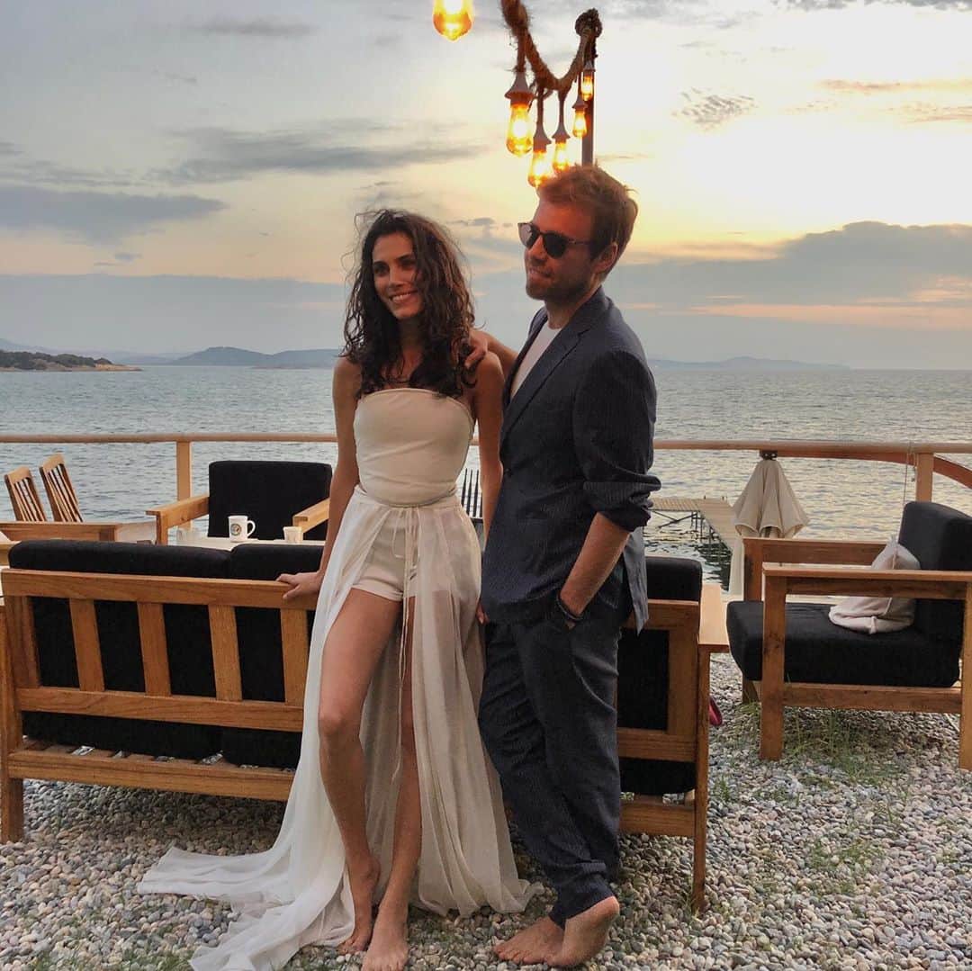 muratdalkilicさんのインスタグラム写真 - (muratdalkilicInstagram)「“Orta Yol” çekimlerini bitirdik. Yakında... 💫 Canım Serenay’ım klipte bugün harikalar yarattı ben de ona eşlik etmeye çalıştım 💁‍♂️ 🤩@serenayaktas」9月17日 1時36分 - muratdalkilic