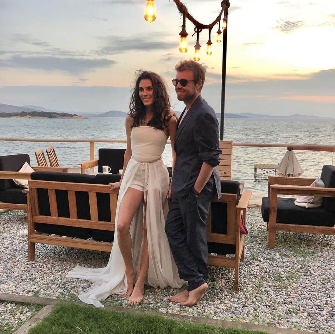 muratdalkilicのインスタグラム：「“Orta Yol” çekimlerini bitirdik. Yakında... 💫 Canım Serenay’ım klipte bugün harikalar yarattı ben de ona eşlik etmeye çalıştım 💁‍♂️ 🤩@serenayaktas」