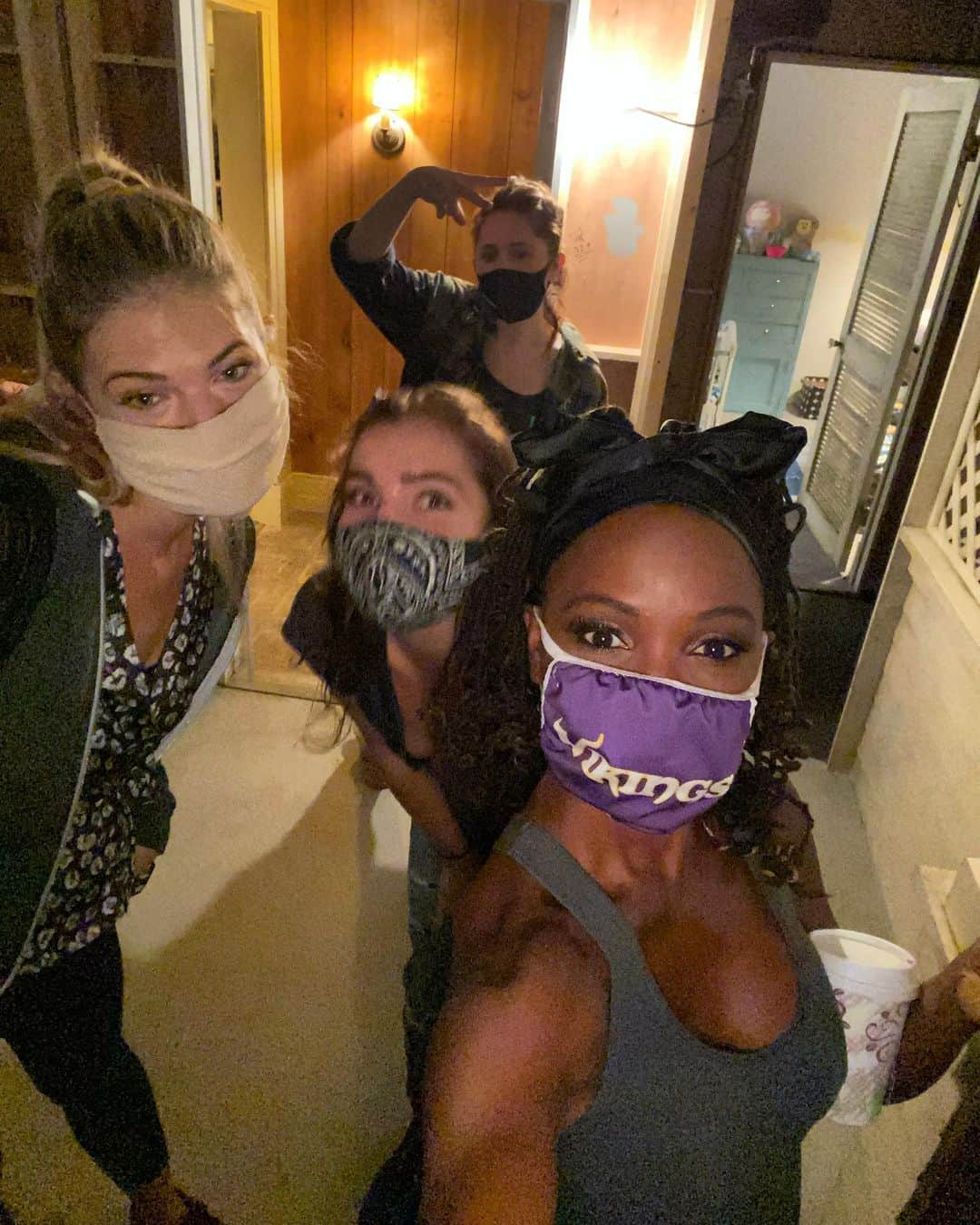 シャノーラ・ハンプトンのインスタグラム：「Ladies of @shameless! @emmakenney @thisiskateminer @ekeberlee」