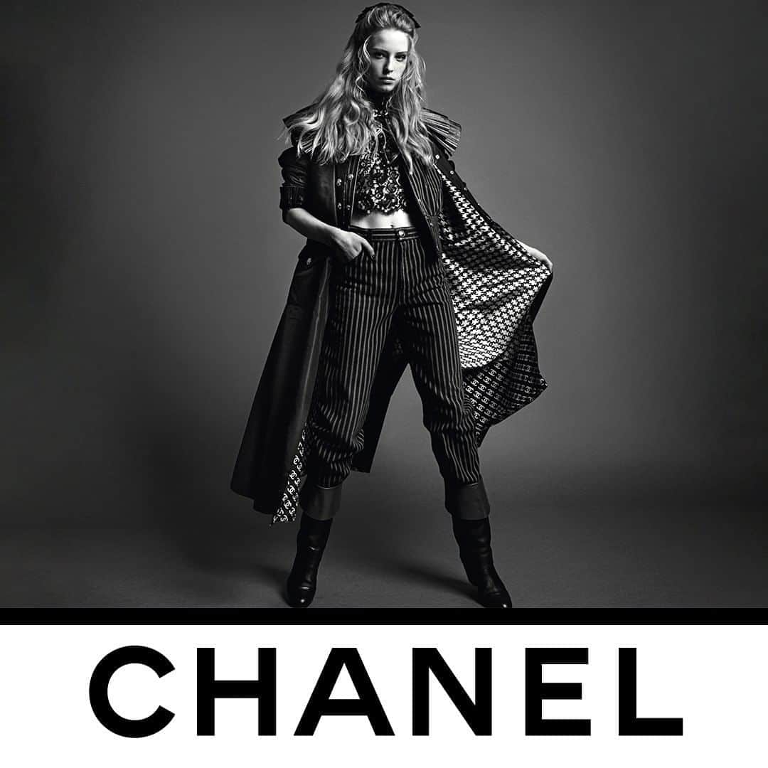 のインスタグラム：「A long coat reveals a graphic lining that extends the houndstooth motif into an infinity of interlaced double Cs. The Fall-Winter 2020/21 Ready-to-Wear collection is now in boutiques.  Photographed by Inez & Vinoodh.  #CHANELFallWinter #CHANEL @inezandvinoodh #InezandVinoodh @AbbyChampion」