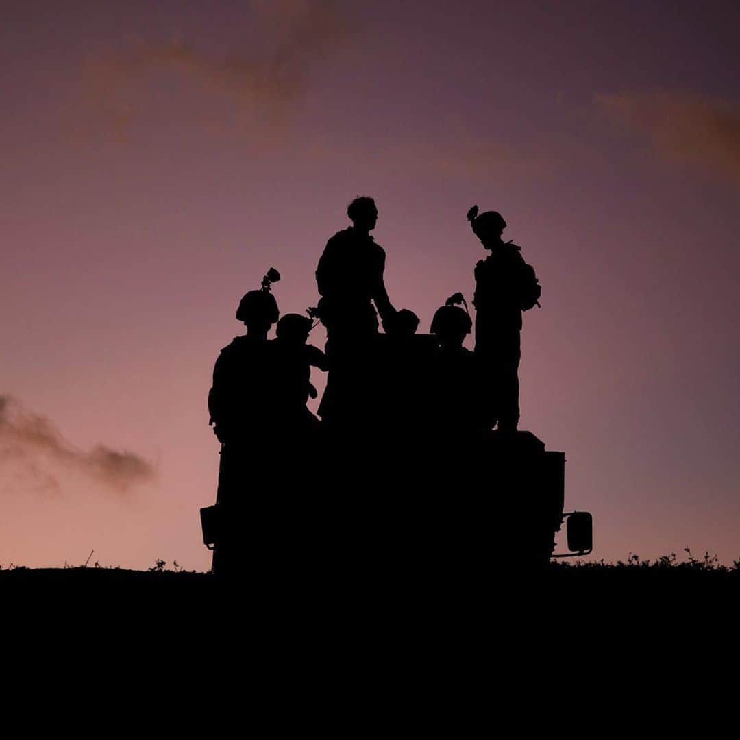 アメリカ海兵隊さんのインスタグラム写真 - (アメリカ海兵隊Instagram)「Tropical Sky  Marines with @3dmardiv prepare to fire an M240-B machine gun during Exercise Bougainville I aboard Schofield Barracks, Oahu, Hawaii.  The exercise trains and evaluates team leaders in small unit proficiency while increasing combat readiness. (U.S. Marine Corps photo by Lance Cpl. Samantha Sanchez)  #USMC #Marines #Military #Hawaii」9月17日 1時34分 - marines