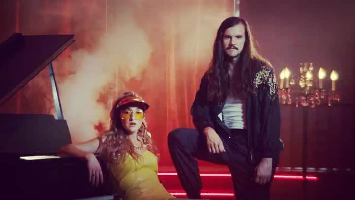 のインスタグラム：「Check out @cobra_man_ ‘s very first music video, directed by @goosethighs & creative directed and styled by meee!! 😍 I’m so proud to have contributed (in a minor way, they really wrote it all) to writing this classic sounding bop w @isominnis & @srayne ! 🤗 The #Heatwave music video is out NOW! Check it out & tell all ur friends! Link in bio! #cobraman #newmusic #indieartist」