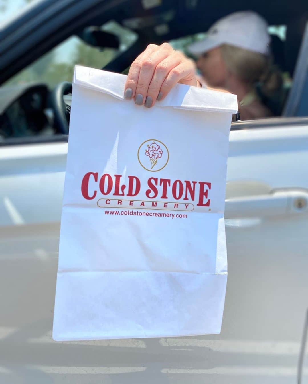 コールド・ストーン・クリーマリーのインスタグラム：「Order online and have your favorite ice cream delivered straight to your door!」