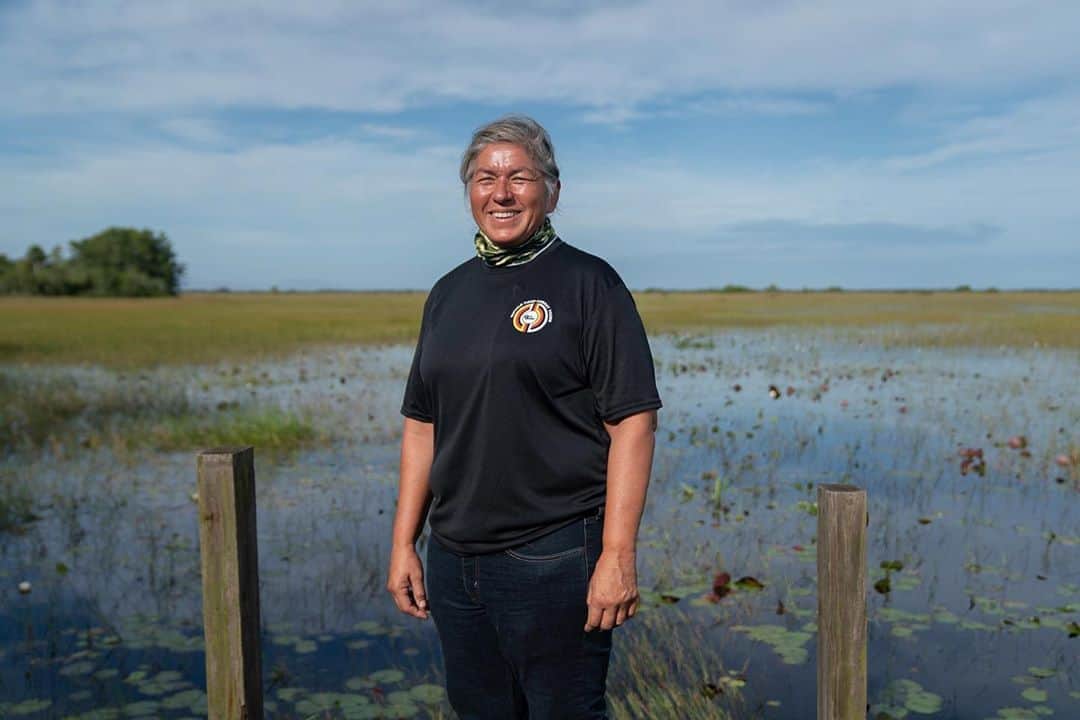 National Geographic Creativeさんのインスタグラム写真 - (National Geographic CreativeInstagram)「Photos by @carltonward / On assignment for @insidenatgeo and @pathofthepanther, making a Last Wild Places film about the Florida Wildlife Corridor. A highlight of the expedition was spending two days with Betty Osceola @osceolabetty , a member of the Panther Clan of the Miccosukee Tribe and passionate advocate for the Everglades. Betty's profound connection to her ancestral home, strengthened by weekly airboat tours deep into the River of Grass, makes her voice resonate with wisdom that the world needs to hear. It will be a great privilege to share Betty's story in her own words when the film comes out next year. When not on her airboat, she can be found driving motorcycles and tending crops at her home within Big Cypress National Preserve. Please stay connected with @carltonward and @fl_wildcorridor for updates as our #LastWildPlaces project develops. #FloridaWildlifeCorridor #KeepFLWild」9月17日 1時45分 - natgeointhefield