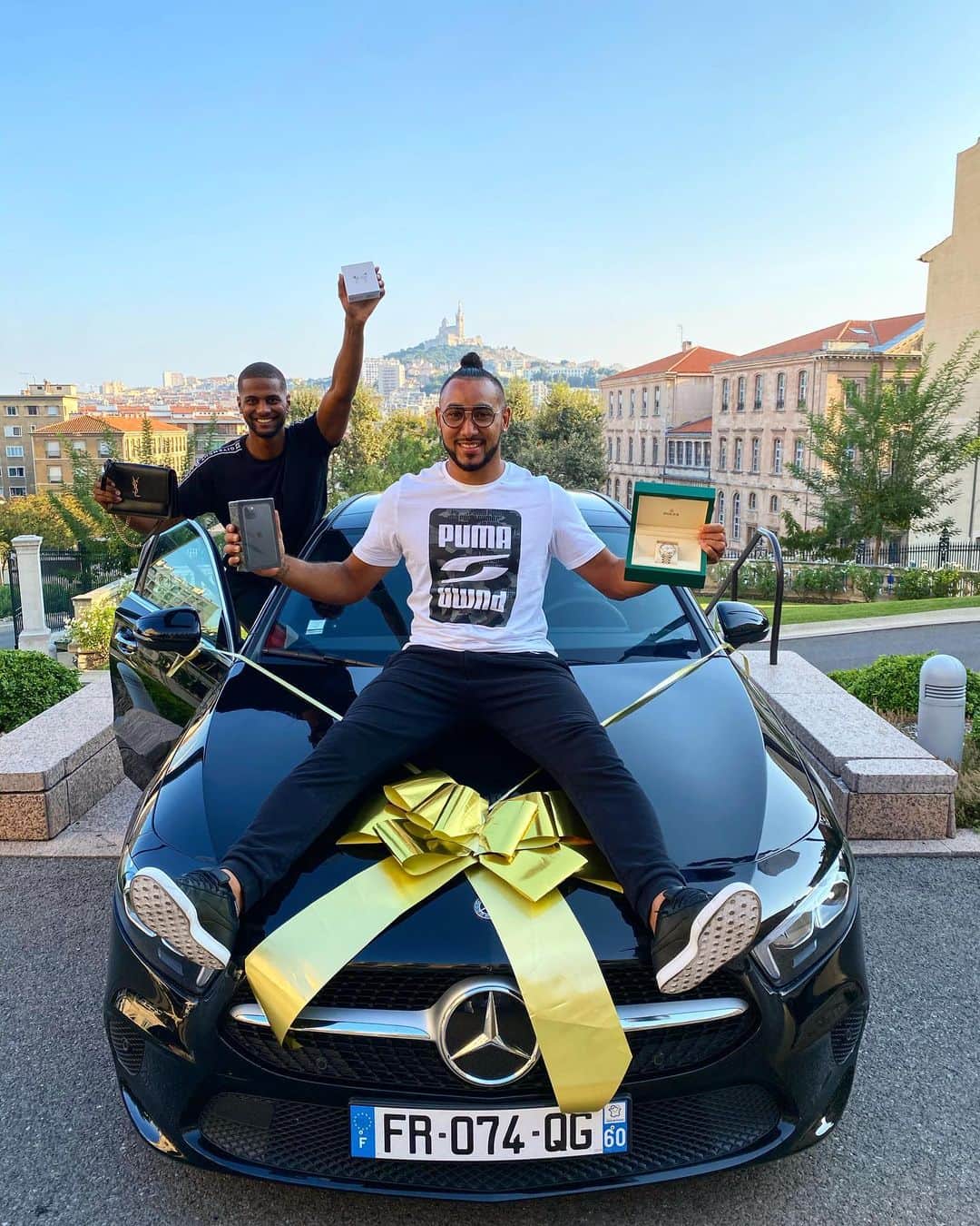 のインスタグラム：「Mes bébew 💉  Mon ami @yomidenzel organise le PLUS GROS CONCOURS INSTAGRAM DE 2020!  Plus de 35’000€ de lots vont être distribués!  Lot 1: Une Mercedes Classe A Lot 2: Une Rolex  Lot 3: Un sac Yves Saint Laurent Lot 4: Un Iphone 11 Lot 5: Des Airpods pro  Pour participer rien de plus simple: - Liker la publication et identifier 2 ami(e)s - Aller suivre le compte instagram @yomidenzel  Bonus: Partager ce post en story  Les gagnants seront annoncés le 22 Septembre sur le compte @yomidenzel  Le tirage au sort est encadré par un huissier et la remise de la Mercedes sera filmée.  Tous les lots ont été achetés par Yomi sans aide de quelconques marques ou sponsors.  Bonne chance ;)  PS: Allez regarder les stories du compte @yomidenzel , il donnera des astuces pour tripler vos chances de gagner pendant les prochains jours」