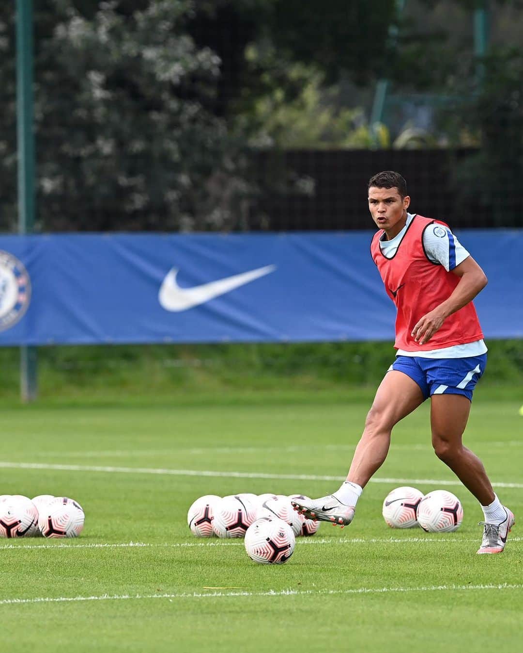 チアゴ・シルヴァのインスタグラム：「🇬🇧 So glad to share with you this amazing moment, my first training session at Cobham with @chelseafc 💙🔵  🇧🇷 Muito feliz em compartilhar com vcs esse momento incrível, meu primeiro dia de treino em Cobham com o @chelseafc 💙🔵 🇫🇷 Je suis ravi de partager avec vous quelques photos de ce super moment vécu aujourd’hui, ma première séance d’entraînement à Cobham avec @chelseafc 💙🔵 • • • #OhhThiagoSilva #CFC #Chelsea #ThiagoSilva #ChelseaFC #London #LondonCalling #Londres #UnitedKingdom #England #Inglaterra #ThiagoIsBlue #WeAreBlue #ChelseaFans #BluesForever #cfcfans #chelseafootballclub #Chelseafcfans #Cobham」