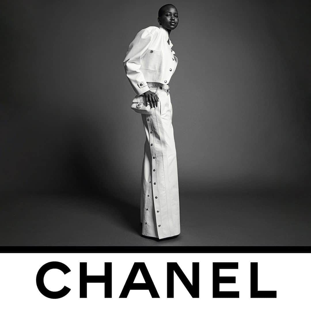 のインスタグラム：「The sophisticated simplicity of a white leather look. The CHANEL Fall-Winter 2020/21 Ready-to-Wear collection is now in boutiques. Photographed by Inez & Vinoodh.   #CHANELFallWinter #CHANEL @inezandvinoodh #InezandVinoodh @AdutAkech」