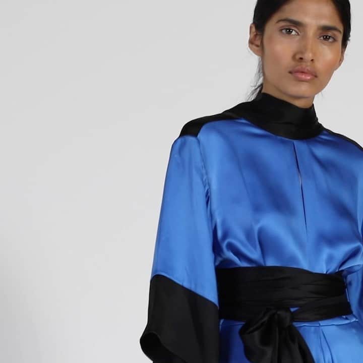 アマンダ ウェイクリーのインスタグラム：「Effortless kimono dressing in sumptuous China blue satin...」