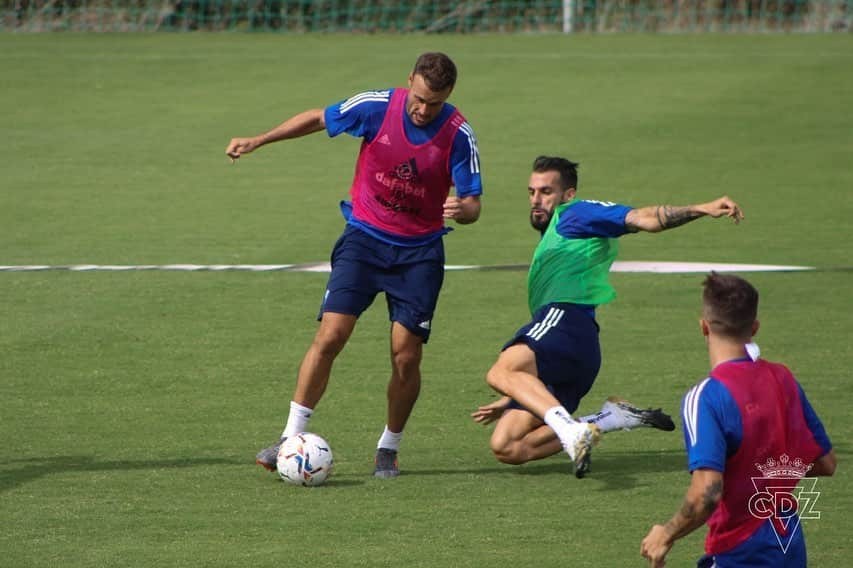 アルバロ・ネグレドさんのインスタグラム写真 - (アルバロ・ネグレドInstagram)「Vuelta a los entrenamientos con la vista puesta en el Huesca. Trabajo e ilusión no faltan! #LLNSN #1+8 💪🏼💛💙 @cadizclubdefutbol」9月17日 2時06分 - alvaronegredo9