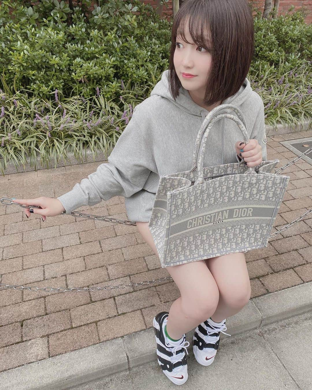 詩月まどか（詩月圓）のインスタグラム：「今日のコーデ👗✨  #dior#ディオール #diorbag #トートバッグ #parker #パーカー #moncler #モンクレール #awake #コラボ #nike #モアテン #コーディネイト#coordinating」