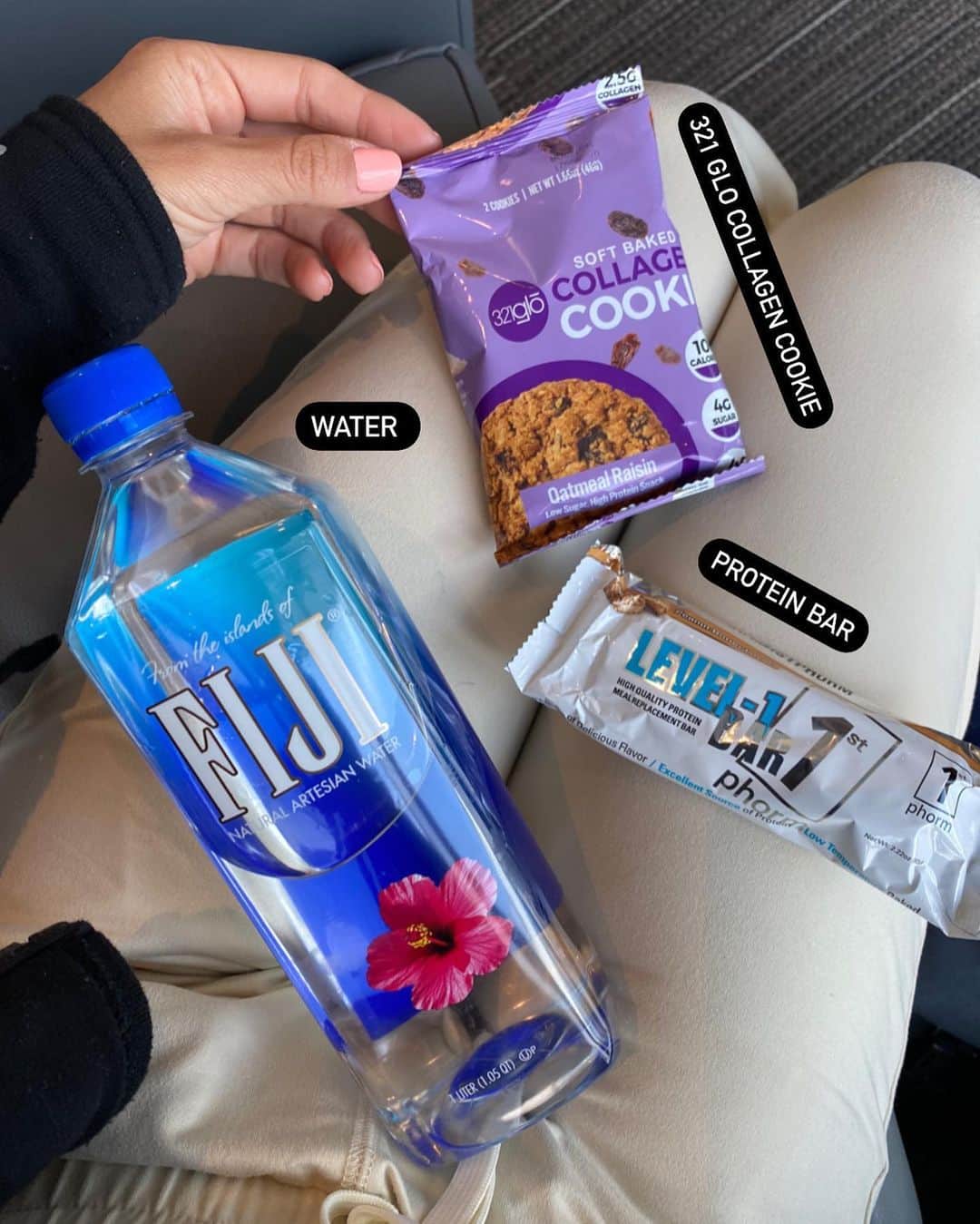 Ainsley Rodriguezさんのインスタグラム写真 - (Ainsley RodriguezInstagram)「FLL ✈️ STL ➡️ SWIPE for airport snacks! . Flying for 6 hours to a place that’s only 2 hours away 🙄 F🖕🏽U COVID and no direct flights! Quick trip St.Louis ☺️ . With COVID especially, there really isn’t food or drink service on flights (or in the lounges) so I do highly recommend stuffing your carryon with some of my fave goodies! PS - I find this super ironic because the flight was COMPLETELY FULL and even overbooked. You want to be strict at the lounge and not offer food or beverage but cram flights? 🤔 . 😋 SNACKS😋 . 1️⃣ WATER - HYDRATE! So important EVERY DAY (not just when you’re traveling). If you don’t want to spend the money at the airpot on a $12 bottle, bring an empty shaker cup and fill it at the water fountain after you get through security 🙌🏼 . 2️⃣ @321glo Collagen Cookies! 🍪 The BEST craving and sweet tooth snack you can get! Only 110 cals, less than 4g of sugar and 2.5g of collagen to keep your skin glowing! (PS - no, the new frostings won’t get through TSA so don’t bring them on board because they WILL get taken and thrown out - I speak from experience 😂😭😭) . 3️⃣ Protein Bars! I always prefer clients eat wholesome foods over bars and shakes BUT considering there is no cook time involved and you don’t have to carry around a lunch box - a protein bar that tastes great is perfect for this scenario! The extra protein in the bars can also help hold you over on longer flights without getting hungry 😋 My faves are the PB and the Choc Mint (you can find them on my website in the supps tab) . LUNCH . 1️⃣ Salad. The lounge only had Cesar salad on the menu so I walked my booty outside and found a spot with a better grab and go option! Cesar dressing is calorie dense so opt for balsamic when possible! . 2️⃣ Coffee: I usually opt for almond milk in my coffee but they didn’t have any so I added some brown sugar and called it a day! . You always have options! It’s up to you to make the healthier choice based on what you have to work with!」9月17日 2時13分 - ainsley