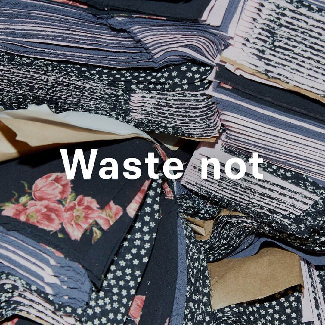 Reformationさんのインスタグラム写真 - (ReformationInstagram)「It is our job as a clothing brand to think about ways we can reduce our impact. That’s why in addition to setting goals about reusing & recycling garments, we also have a philosophy to design out waste. We start with small quantities for each product, then based on demand (including the waitlist), we decide which styles will be produced again. This helps reduce clothing waste at the end of the season. Link in bio to read more about our other sustainable practices.」9月17日 2時28分 - reformation