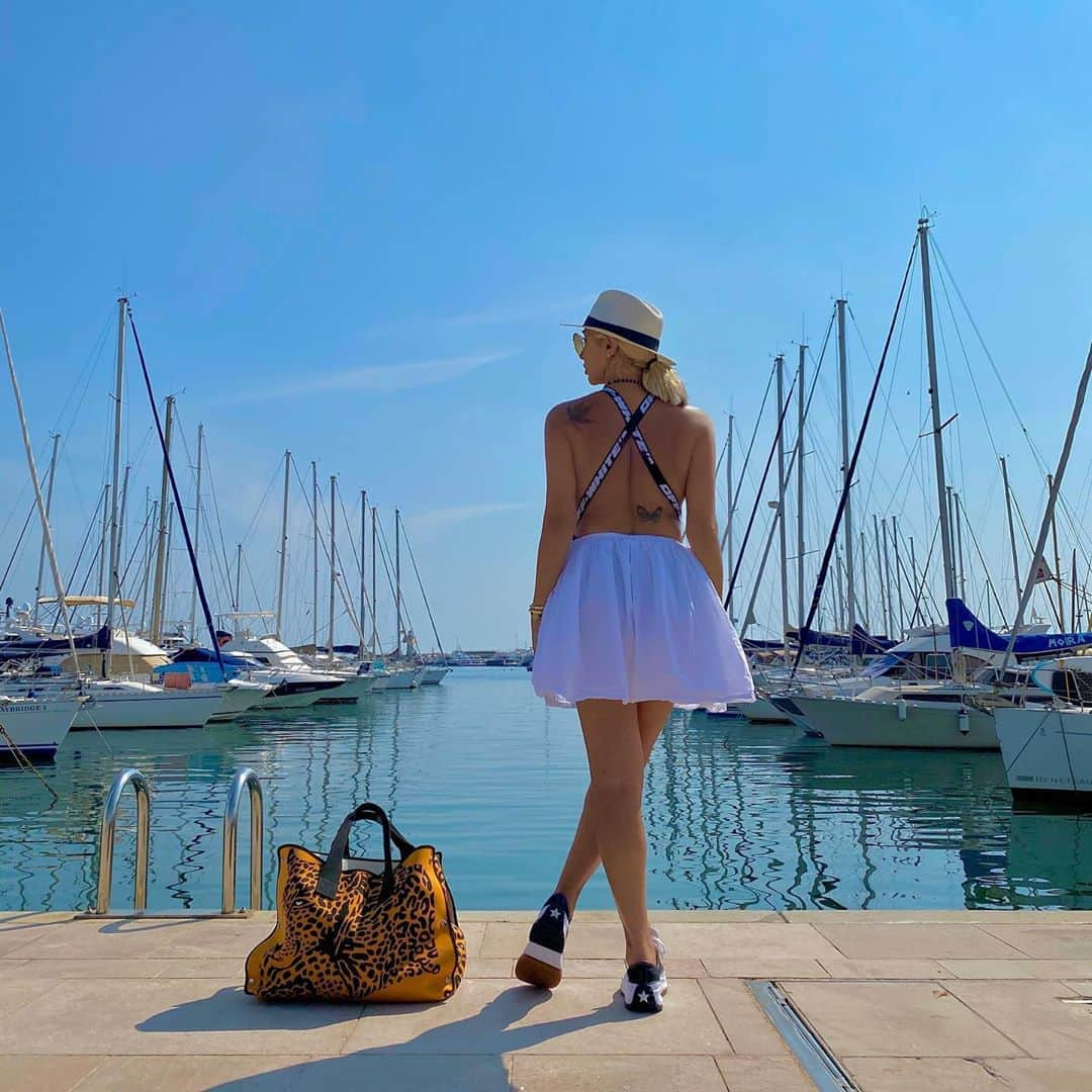 ジョエル・マーディニアンさんのインスタグラム写真 - (ジョエル・マーディニアンInstagram)「Cannot get enough of this view #cannes #love #joellemardinian #boat #boatlife」9月17日 2時29分 - joellemardinian