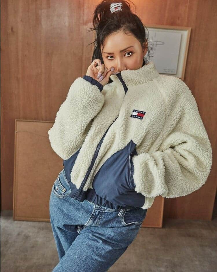 ファサさんのインスタグラム写真 - (ファサInstagram)「HWASA X TOMMY JEANS  #mamamoo #마마무 #hwasa #화사 #hyejin #ahnhyejin #moonbyul #solar #wheein #moomoo #kpop #girlgroup」9月17日 2時45分 - mamamoohwasa