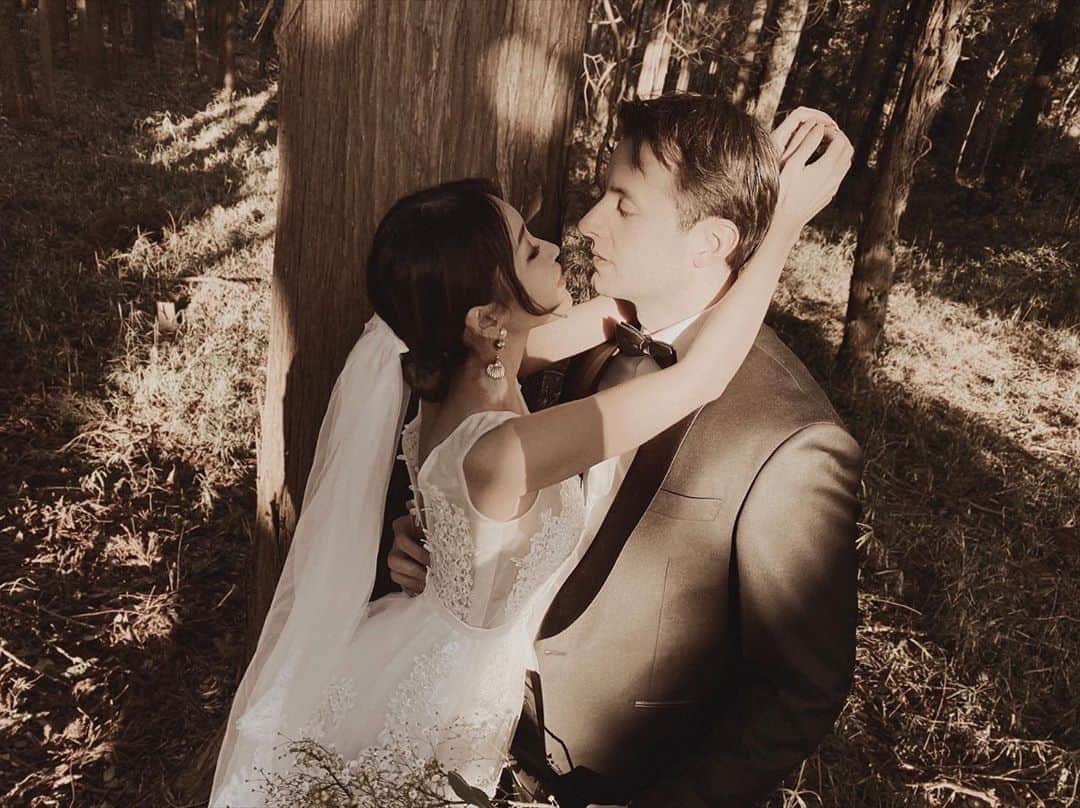 MARINのインスタグラム：「-about our wedding day- . . . 当初4月に行うつもりでしたが、 コロナが広まり8月に延期に🤔 8月も未だ不安が残るため10月に延期にしました。 ですがあと1カ月で果たして安心して行うことができるのだろうか。 . . 結論、私たちは "来年やりましょう"という形にしました。 . . 来年もできる状態なのかどうか おそらく誰にもわかりません。。 でも来ていただくみんなが来たいと思う時が良いし、不安な中で大切な友人を私たちのために来させることは出来ませんでした。 . . 延期、延期、延期、 振り回してしまったお友達本当にごめんね。 早く会いたい気持ちは募ります。 私たちも結婚式気分がすっかり抜け落ちてしまっていて写真を見返してモチベーションを呼び起こす日々です。😁💓笑 来年出来ることを願って 何よりも身体を大切に過ごしましょう👰🤵 延期されたプレ花嫁さまたちもきっと同じ気持ちだと思いますが、めげずにウェディングドレスを着る日を楽しみに待ちましょう♥️ . . . #weddingphoto  #結婚式について #結婚式延期  #結婚式2020 #weddingday  #プレ花嫁2020  #ウェディングフォト  #国際結婚 #国際カップル #ろぶまりん #ありがとう」