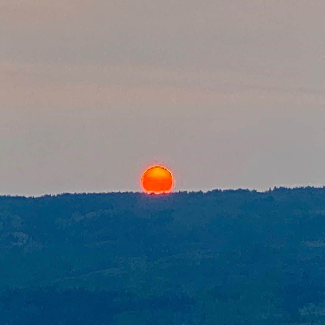 グレグ・ノーマンさんのインスタグラム写真 - (グレグ・ノーマンInstagram)「A touch of haze,smoke and morning chill delivering an epic sunrise over the #colorado Rockies and Seven Lakes Ranch this morning.」9月17日 2時39分 - shark_gregnorman