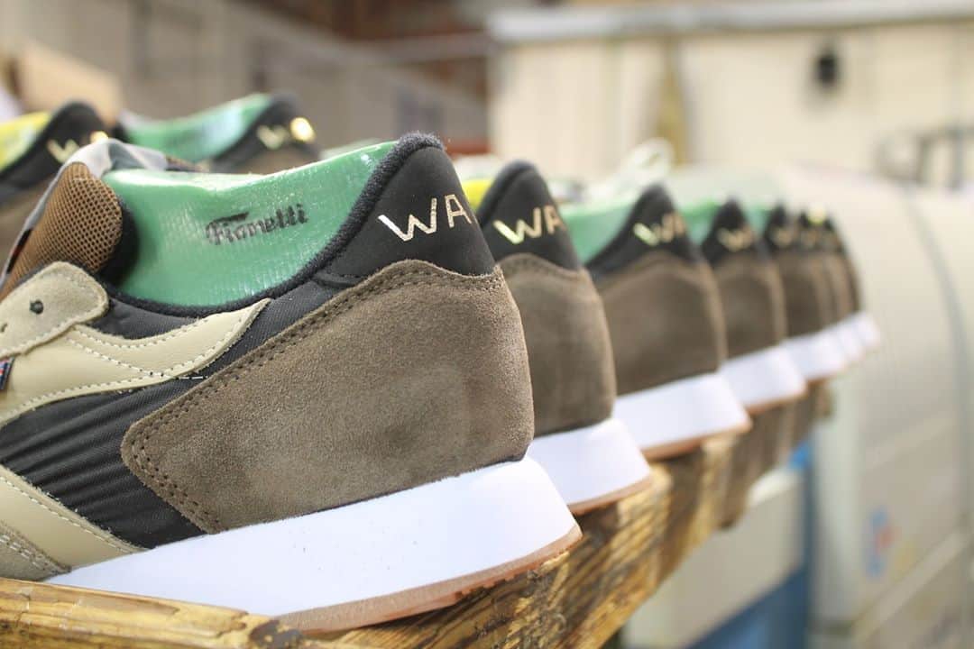 ウォルシュのインスタグラム：「Dropping Friday 👀  . . . #normanwalshuk #normanwalsh #britishmanufacturing #madeinbritain #ukmfg #shoes #footwear #sneakers」