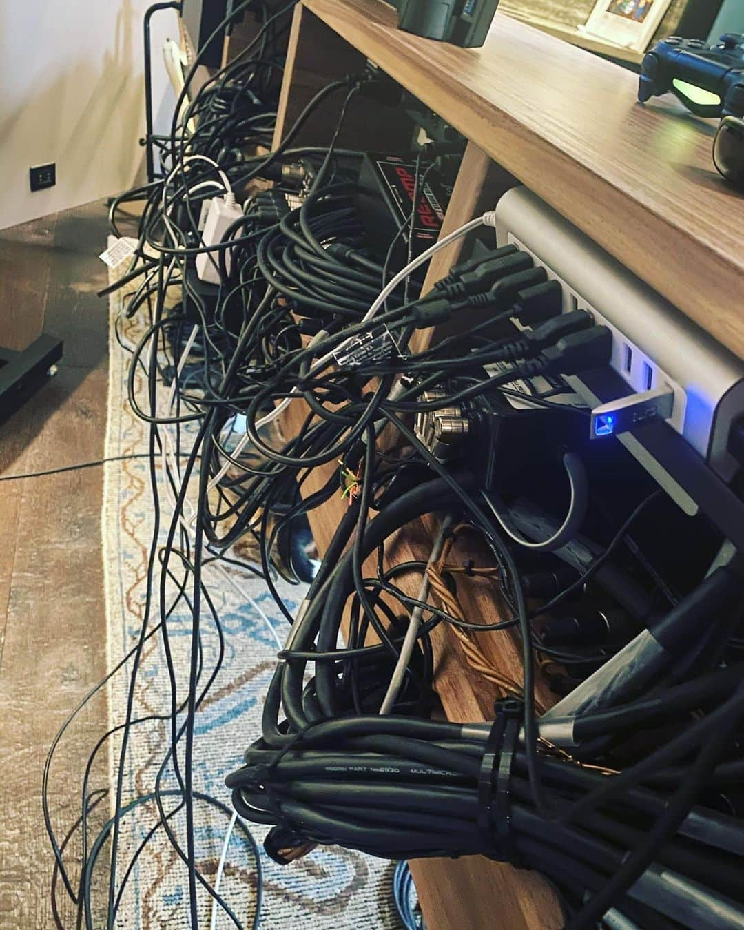 マーク・ホッパスさんのインスタグラム写真 - (マーク・ホッパスInstagram)「This cable situation distresses me greatly.」9月17日 2時41分 - markhoppus