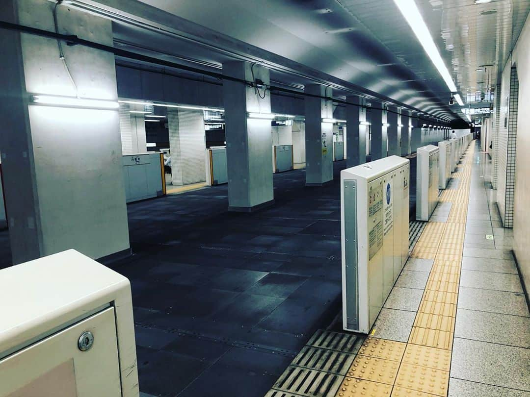 星流さりあさんのインスタグラム写真 - (星流さりあInstagram)「・ ・ 元々線路だったところが線路じゃなくなっててホームになってるのがとても素敵で何かトキメキを感じました。  #違和感 #豊洲駅 #線路 #ホームドア #fhoto #有楽町線 #電車 #ホーム #不思議」9月17日 2時54分 - seira_saria