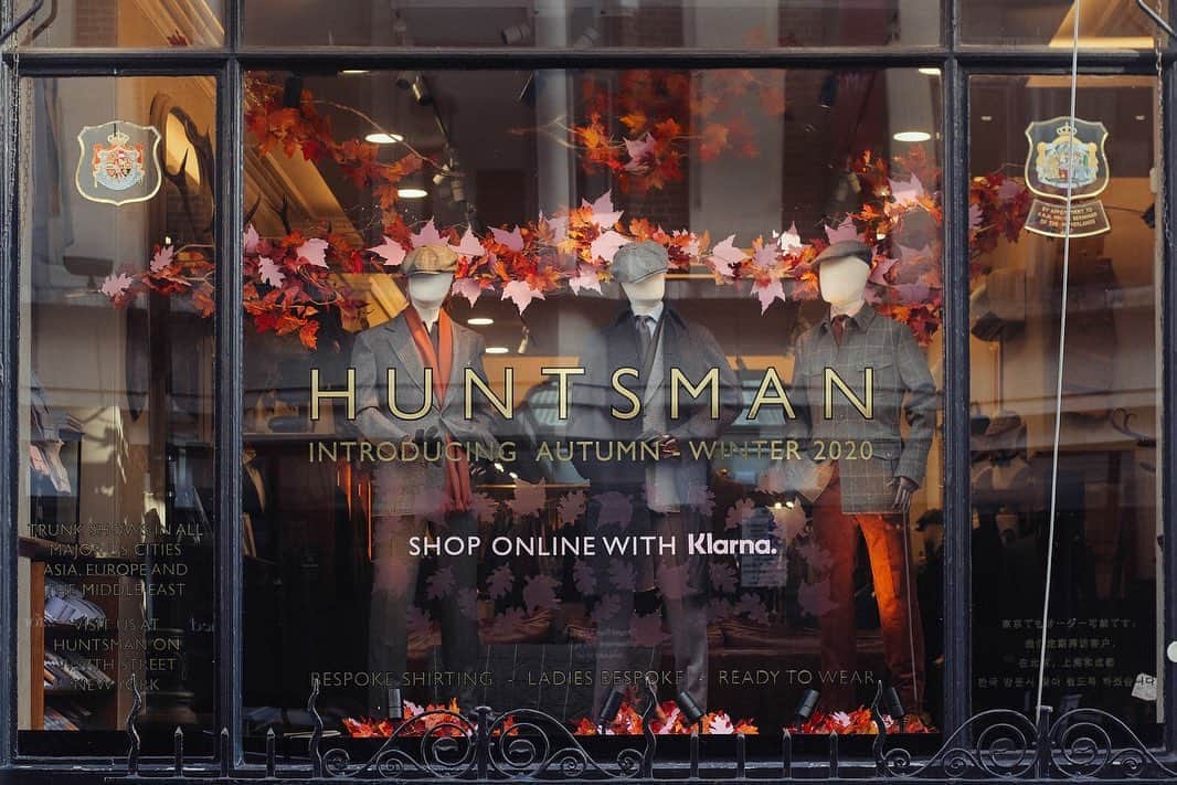 のインスタグラム：「The Autumn leaves on Savile Row are awash with pink! Introducing @klarna, a new way to pay from Huntsman. Available exclusively online, you can now enjoy Hunstman at Home and shop the latest ready-to-wear and accessories collections in a style that suits you! Discover more about Huntsman and Klarna via the link in bio ⁠ #klarna #HuntsmanAtHome #huntsmansavilerow #huntsmannewyork #luxuryretail #readytowear #tailoring #huntsmanaw2020 #accessories」