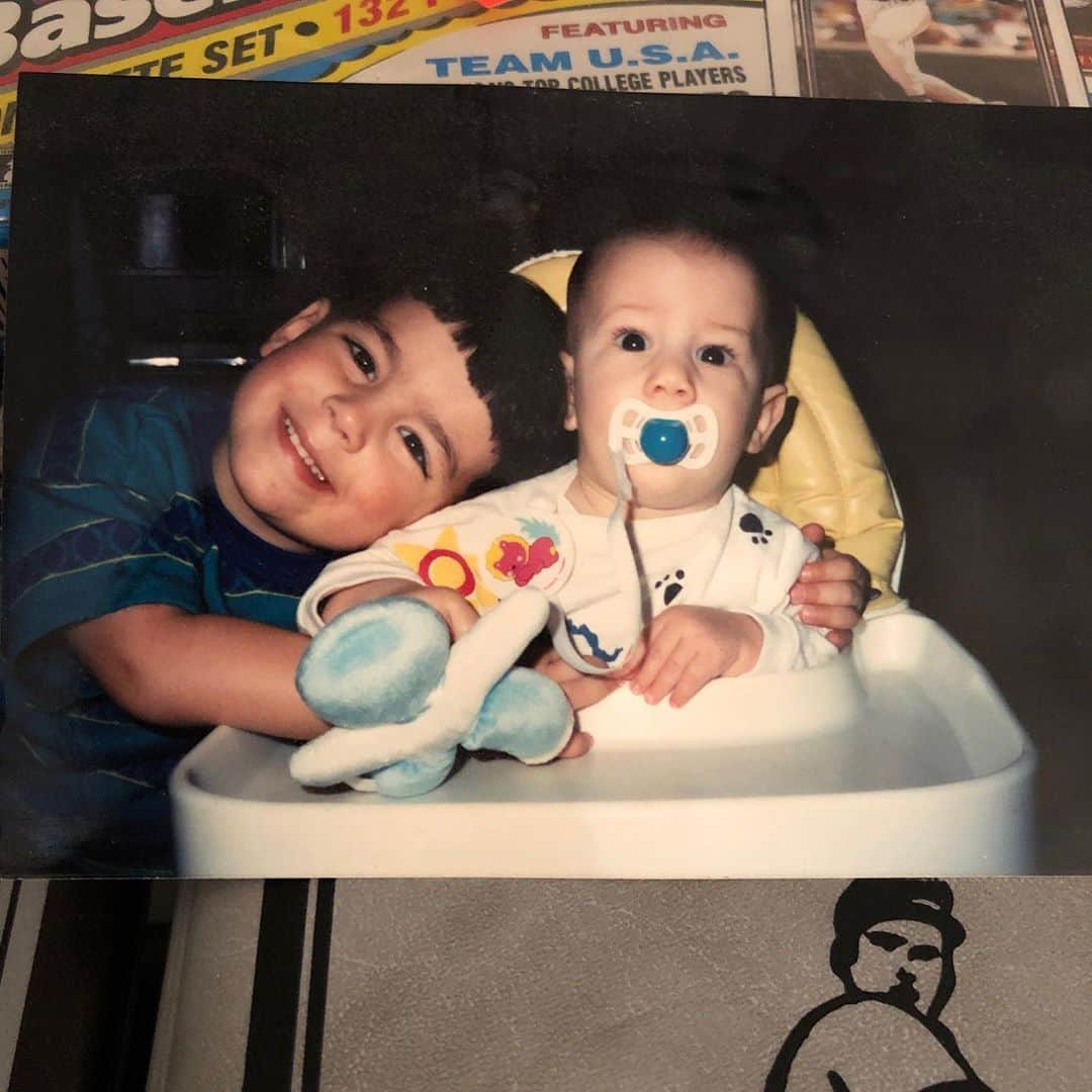 ジョー・ジョナスのインスタグラム：「Happy birthday to a legend and all around great person @nickjonas love you bro!」