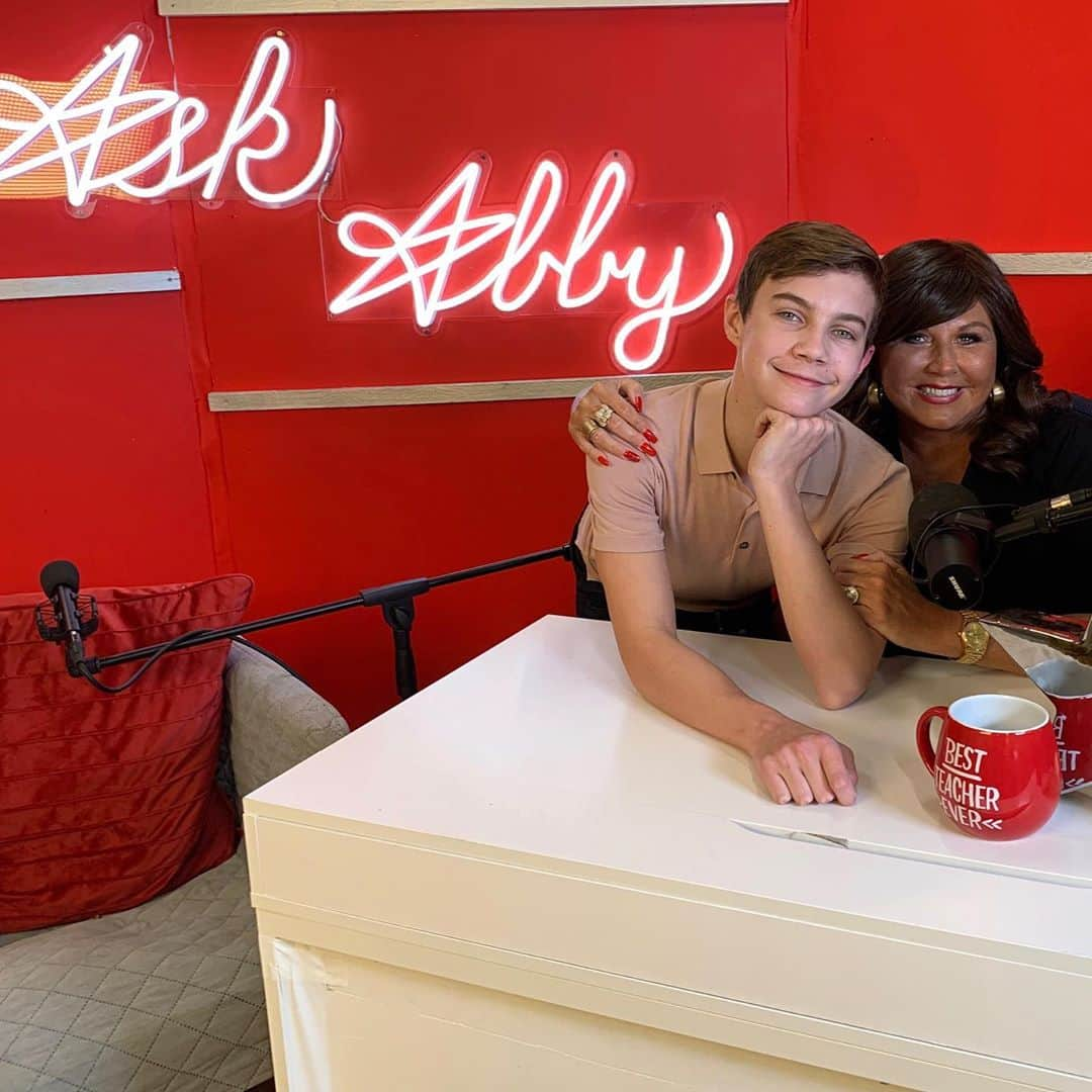 アビー・リー・ミラーさんのインスタグラム写真 - (アビー・リー・ミラーInstagram)「ASK ABBY INTERVIEW IS LIVE W/ @bradyfarrar Find out what it was like to be the fist boy on the #ALDC Elite Competition TV Team? Was there drama??? #dancemoms #season8 #television #abbyleedancecompany #askabby #abbyleemiller #abby #abbylee #aldcla #losangeles #california #aldcalways #talkshow #interview #ballet #dance #youtube #subscribe」9月17日 3時00分 - therealabbylee