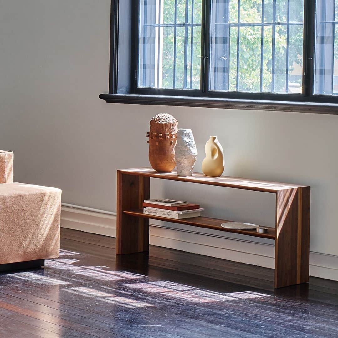 eilersenのインスタグラム：「With a simple silhouette and a minimalistic design, the Kant tables are both modern and precise in their execution.⁠ •⁠ •⁠ •⁠ #eilersen #eilersenfurniture #myeilersen #kant #interiordesign #homedecor #sofa #danishdesign #inredning #finahem #interiorlovers #interiordesign #modernliving #minimalism #nordiskehjem #nordicinspiration #nordicliving #craftsmanship #luxurylifestyle #boligindretning #designinterior #livingroominspo #boliginspiration #softminimalism #hemindredning #schönerwohnen #nordicminimalism」