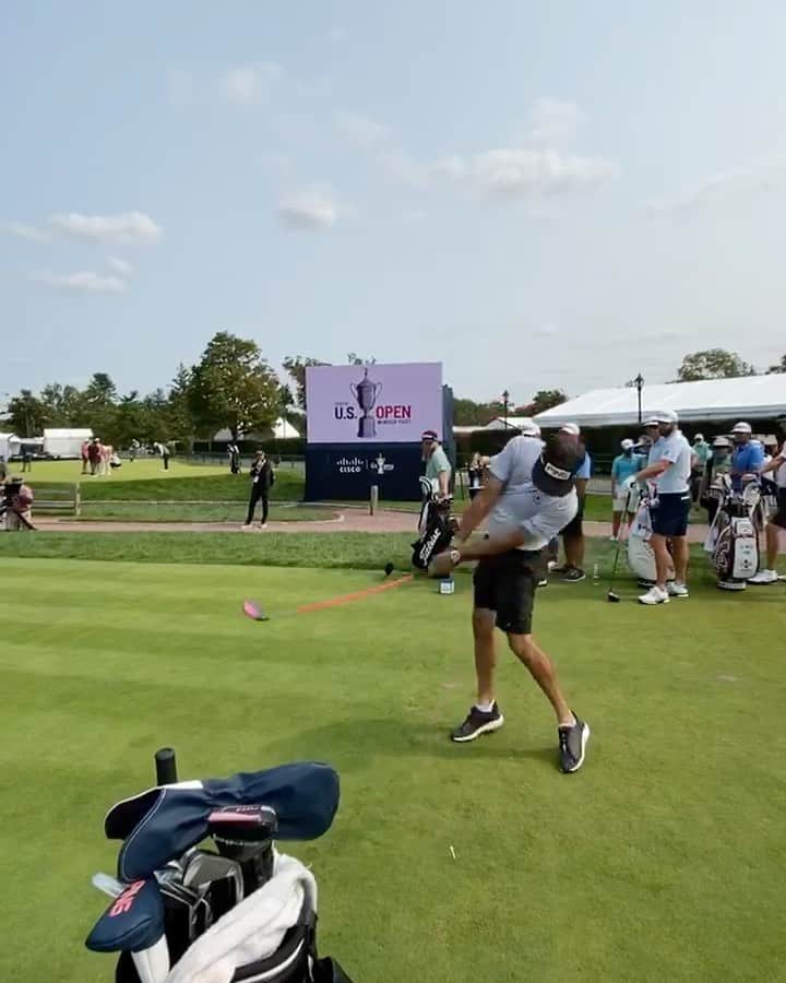 バッバ・ワトソンのインスタグラム：「Fun having local @thefirsttee kids announce us on the first tee... thanks Johann Paul for my intro! @usopengolf #USOpenGolf」