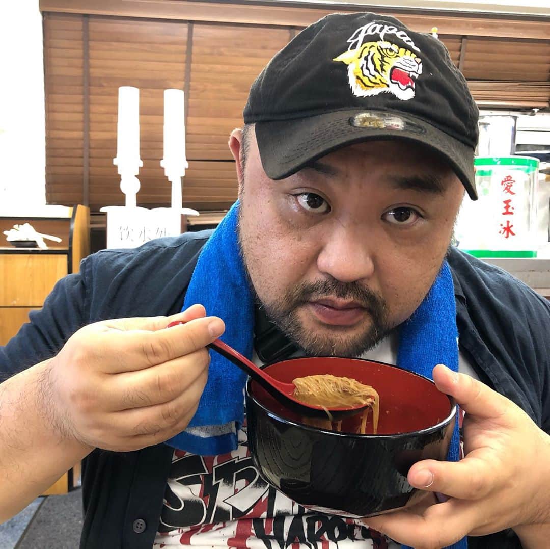 丸山ゴンザレスのインスタグラム：「東京の中国があるということで行ってきた。中国食材スーパーの敷地内にあるフードコートに漂う異国感に癒されてきた。 #デイリーポータルz」