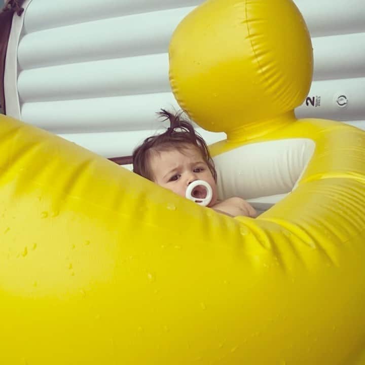 エイミー・ウィラートンのインスタグラム：「Chilling after work #sunnyafternoon」