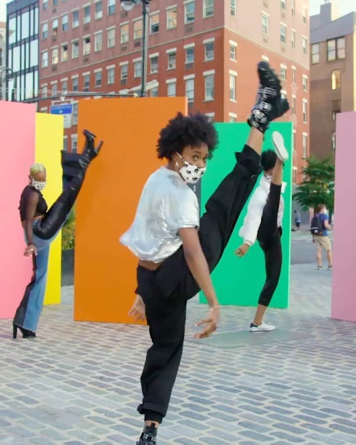 Fashion Weekのインスタグラム：「Moving and shaking with @aliceandolivia this #NYFW! Check out the full video presentation at on nyfw.com」