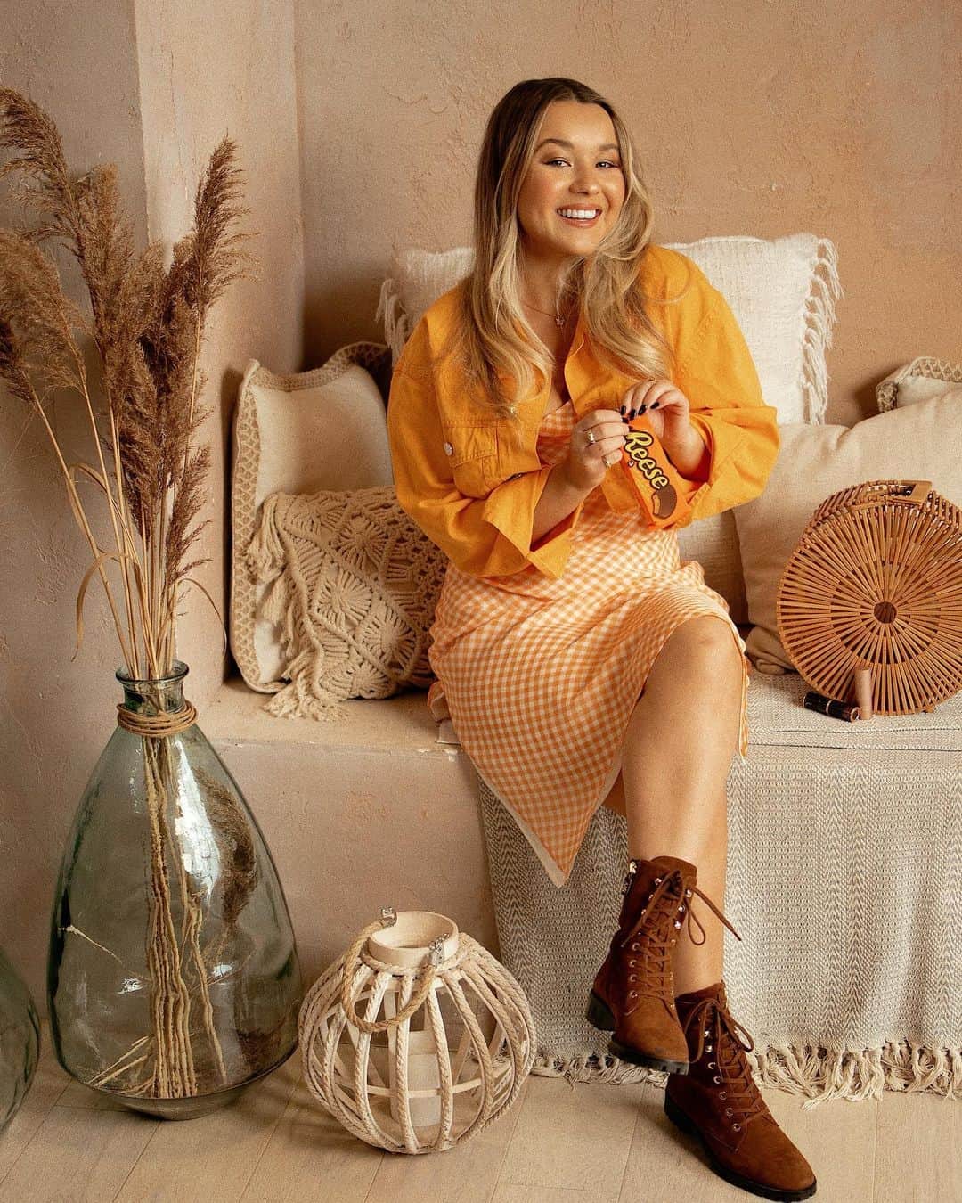 トーリ・ウェブスターのインスタグラム：「🧡FALL🧡= pumpkin spice, warm turtlenecks, colourful leaves, cozy movie dates, and melting Chocolate by the fire... 🎃🍫🍂Now that I’ve got your attention, @reesecanada is not recruiting members for their secret society dedicated to Reese Peanut Butter Cups. Do not look closely at my post to see how you can join and whatever you do, do NOT go to donotjointhereesesociety.com to try and learn more😉 #sponsored #ReeseSociety_Partner」