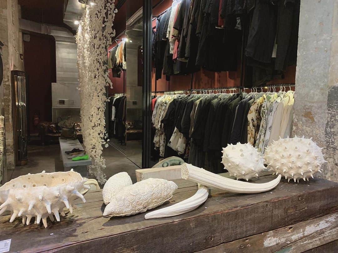 レクレルールのインスタグラム：「These #biomorphic ceramic sculptures are designed to be lively and tactile. Made with a unique « woven ceramic » technique, each piece is the result of the combination of porcelain, hemp and linen fiber composites —Exclusively available at Leclaireur rue Herold in Paris. DM for request or email at stores@leclaireur.com  #Leclaireur #LeclaireurHerold #biomorphicdesign #ceramicdesign #contemporaryceramics #wovenceramic #livelysculpture」