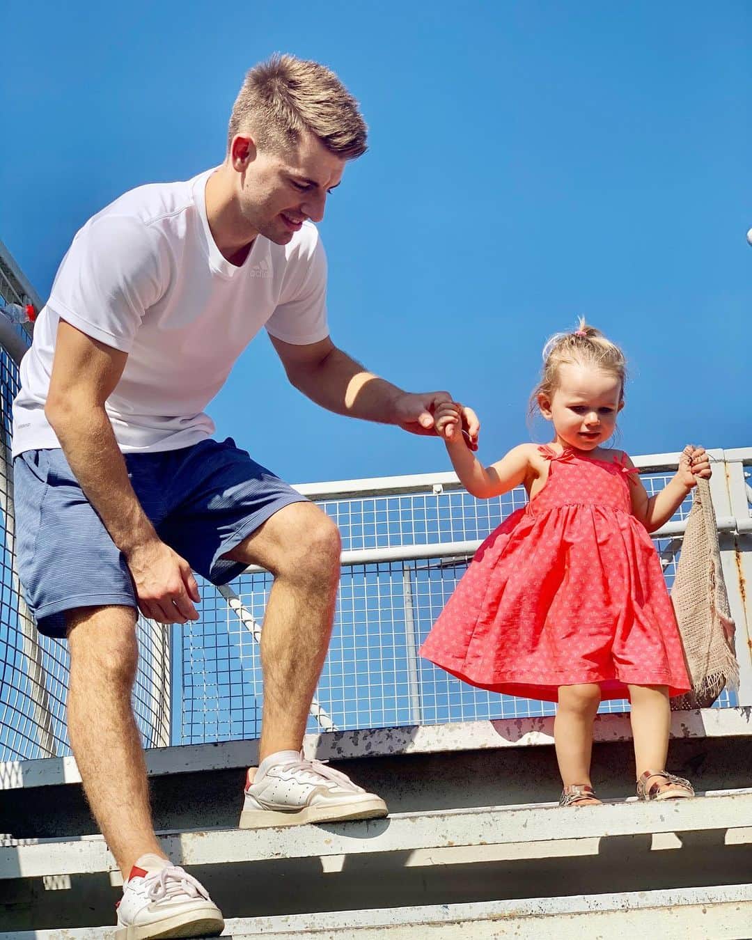 マックス・ウィットロックのインスタグラム：「We got 10 waves from cars on the bridge lol 👋👍」