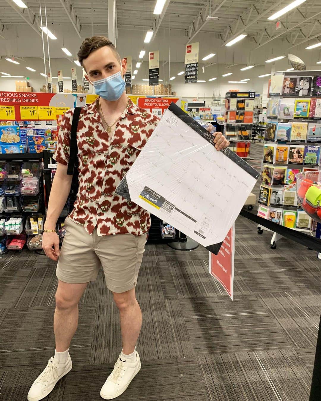 アダム・リッポンのインスタグラム：「Against all odds, I wore a real outfit」