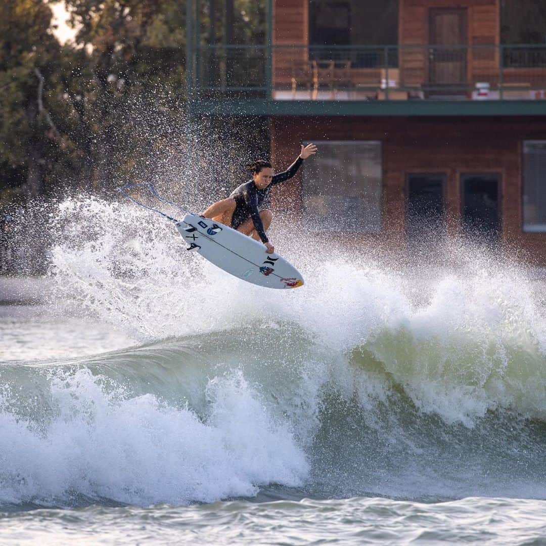 カリッサ・ムーアのインスタグラム：「Trying to keep up with the groms haha thanks @usasurfing for a fun few days of training at @bsrsurfresort photo: @robhensonsurfshots」