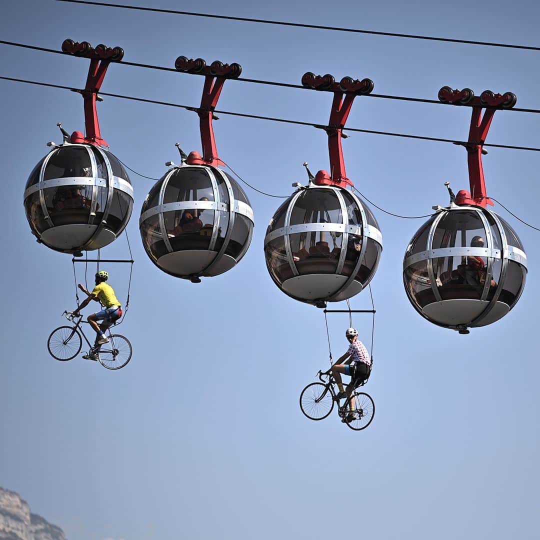 AFP通信さんのインスタグラム写真 - (AFP通信Instagram)「AFP Photo 📷 @anne.christine.poujoulat - This picture shows cyclists hanging under the Grenoble Bastille cable cars during the 17th stage of the 107th edition of the Tour de France cycling race, 170 km between Grenoble and Meribel, on September 16, 2020.」9月17日 4時04分 - afpphoto