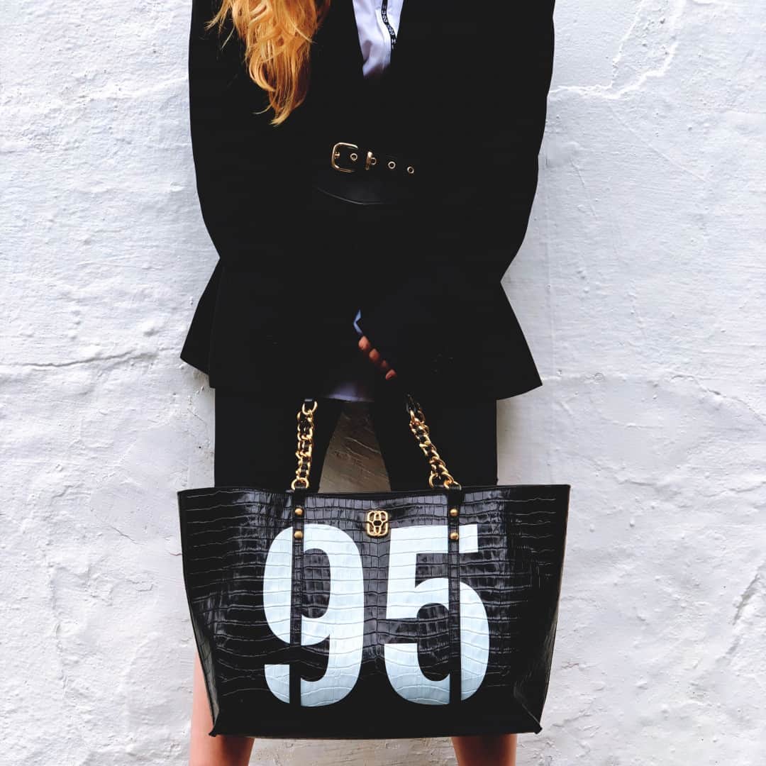 Schutzのインスタグラム：「SHOPPING BAG THE 95 - 25 YEARS OF SCHUTZ ❤️ #newin #schutz95」
