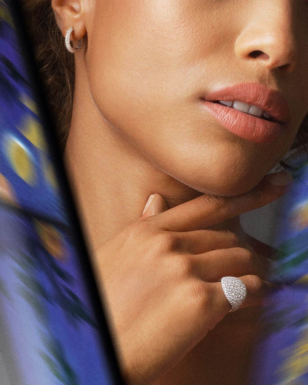 デビッドヤーマンのインスタグラム：「Introducing Fall 2020. Influenced by the work of stained glass artist Brian Clarke, our new campaign injects a collage of color and light. Here, a #DavidYurman pavé pinky ring illuminates, bringing beauty and joy.」