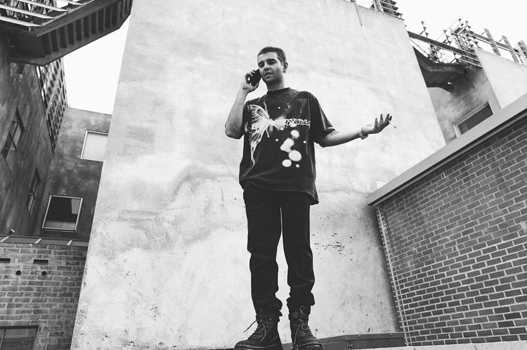 ジャック・グリフォーのインスタグラム：「It’s a funny thing; cars, clothes, and bling. Why we hide, turn a blind eye, or settle for something less than we know we’re worth. Its all love. Or a lack there of. Like a most potent drug, we don’t want those withdrawals. So we take the easy way out, the love hit. Instead of doing the hard thing and kicking it. 👾」