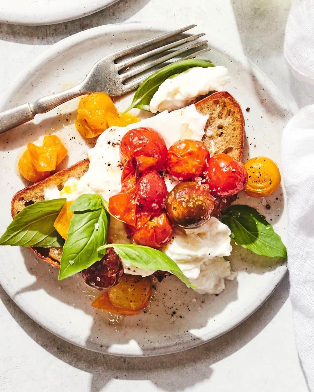 Gaby Dalkinさんのインスタグラム写真 - (Gaby DalkinInstagram)「Burrata Tomato Toast 👏🏼👏🏼👏🏼 it’s breakfast, lunch, dinner or a snack and it’s been my go-to the last week because I refuse to believe tomato season will ever come to an end! 🍅 https://whatsgabycooking.com/burrata-tomato-toast/」9月17日 4時07分 - whatsgabycookin