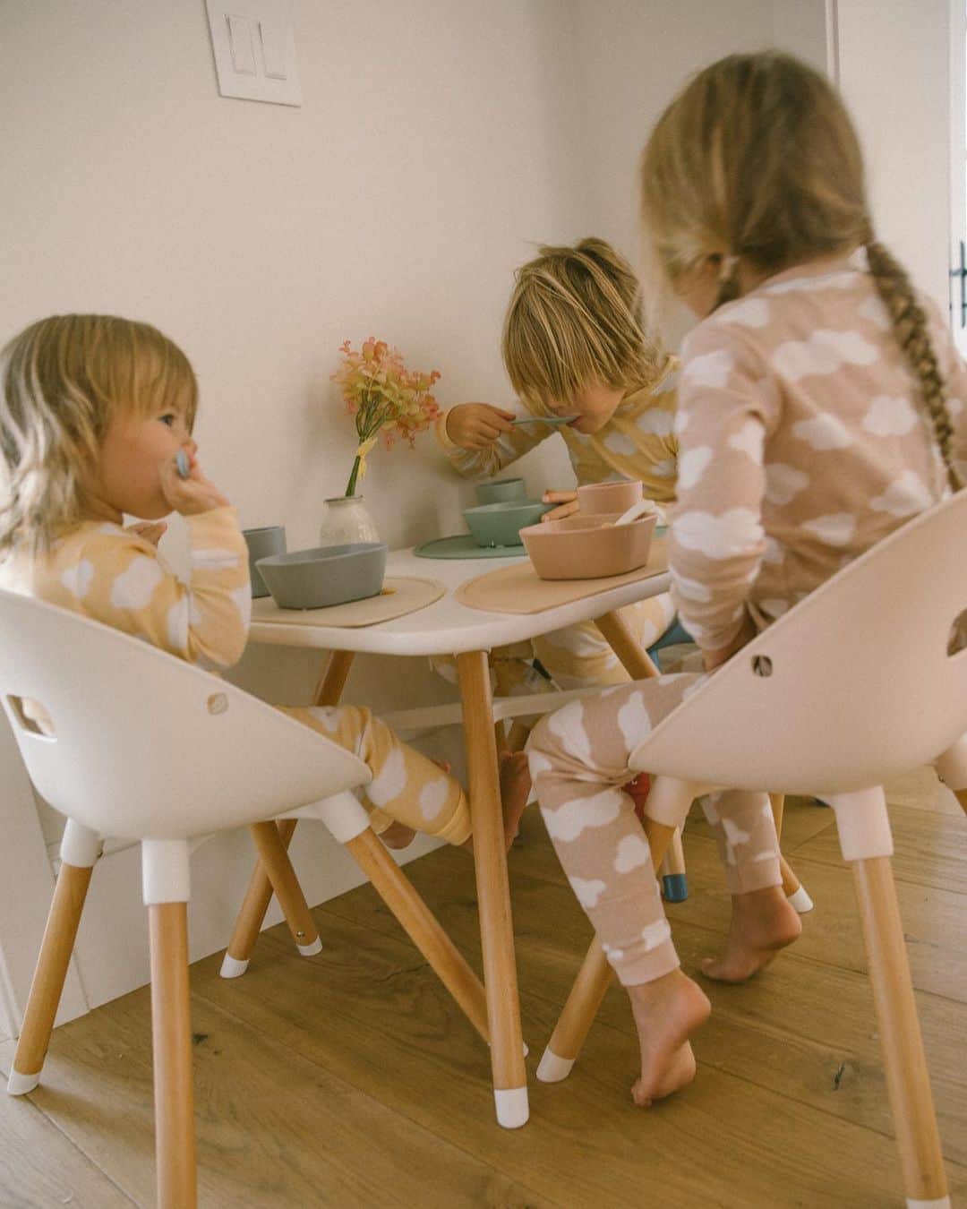 Amber Fillerup Clarkさんのインスタグラム写真 - (Amber Fillerup ClarkInstagram)「The sweetest little scene this morning. Makes me so happy seeing all my kids sitting at a table together 🥺 also posted a video this morning and have never gotten so many requests for a link!! All the links are in my stories 💓 http://liketk.it/2WF7v #liketkit @liketoknow.it」9月17日 4時08分 - amberfillerup