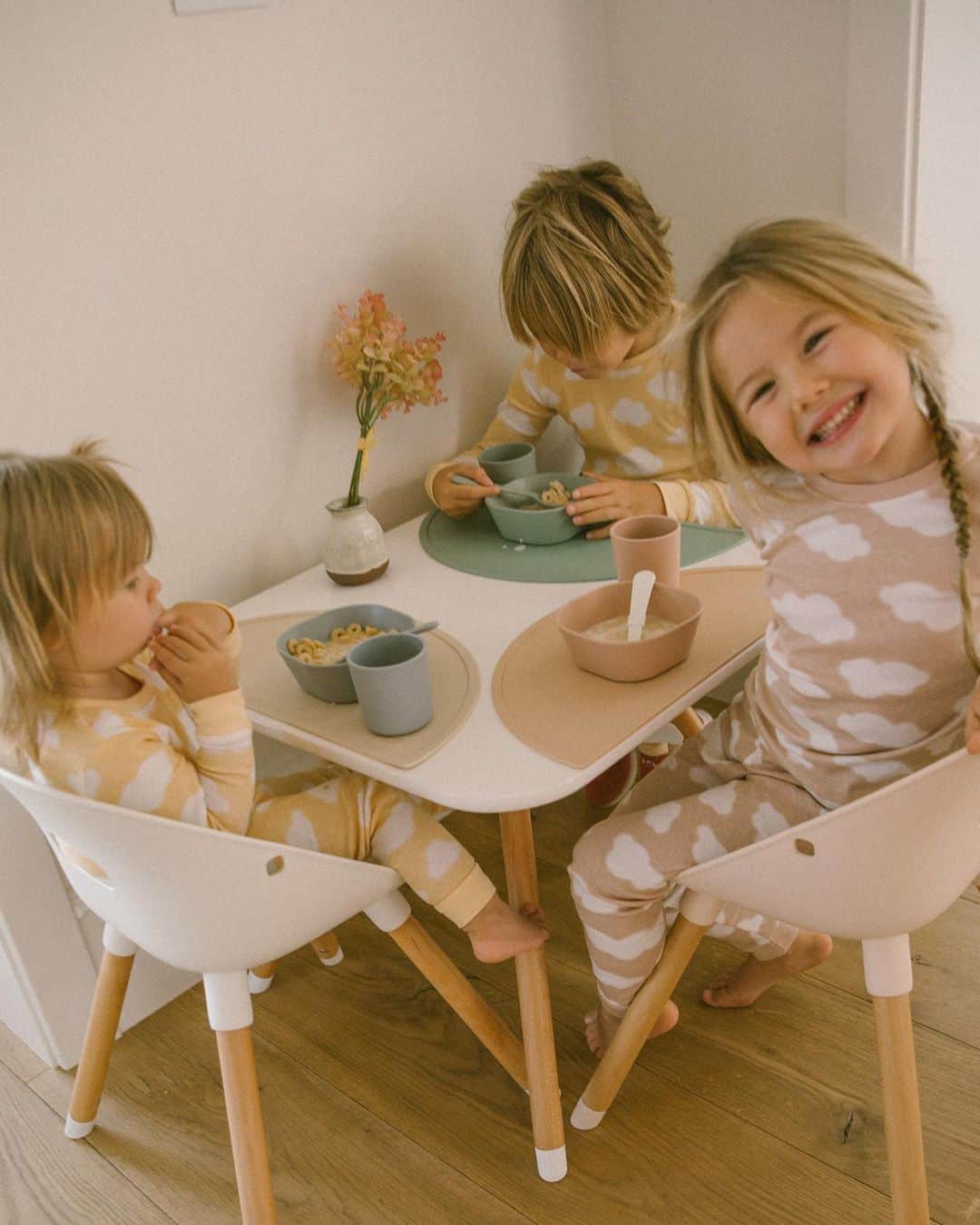 Amber Fillerup Clarkさんのインスタグラム写真 - (Amber Fillerup ClarkInstagram)「The sweetest little scene this morning. Makes me so happy seeing all my kids sitting at a table together 🥺 also posted a video this morning and have never gotten so many requests for a link!! All the links are in my stories 💓 http://liketk.it/2WF7v #liketkit @liketoknow.it」9月17日 4時08分 - amberfillerup