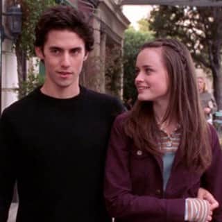 E! Onlineさんのインスタグラム写真 - (E! OnlineInstagram)「Do you ever just sit around thinking about how perfect Jess was for Rory, or are you normal? We ranked all 18 (!!) couples on #GilmoreGirls at the link in our bio. (📷: Netflix)」9月17日 4時30分 - enews