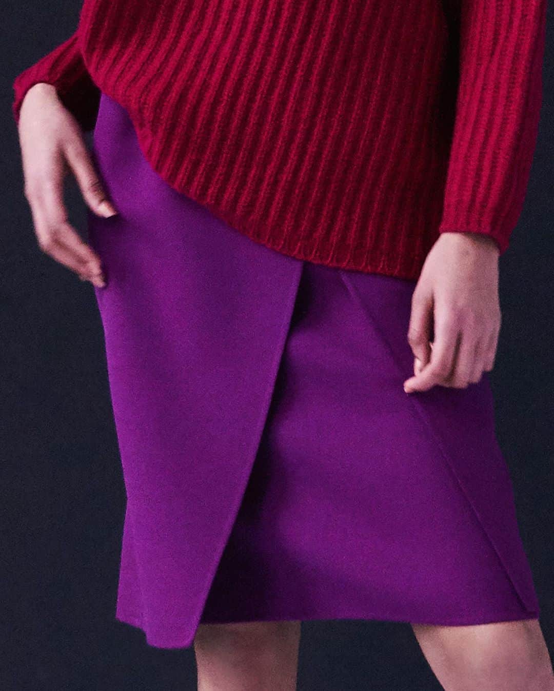 デミリーさんのインスタグラム写真 - (デミリーInstagram)「It’s that perfect time of year when it’s both skirt & sweater weather 💜☺️❤️ #fallfashion #vintagestyle #skirt #sweaterweather #purple #mulberry」9月17日 4時22分 - demyleeny