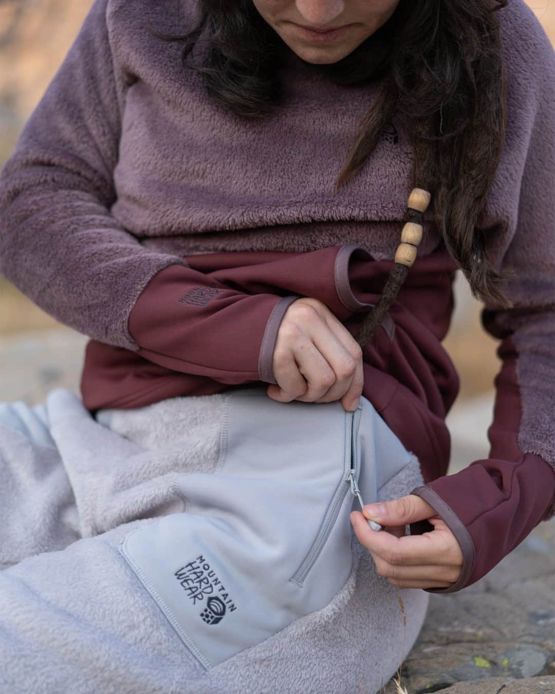 マウンテンハードウェアのインスタグラム：「Want to know what’s inside that gives the Polartec High Loft its iconic look and ultra-soft feel? This season’s styles combine two @polartecfabric materials: high-loft fleece provides premium warmth and hydrophobic properties to repel moisture and speed dry times, while Power Stretch panels meet the demanding push and pull of activity. Photo: @pullphoto.」