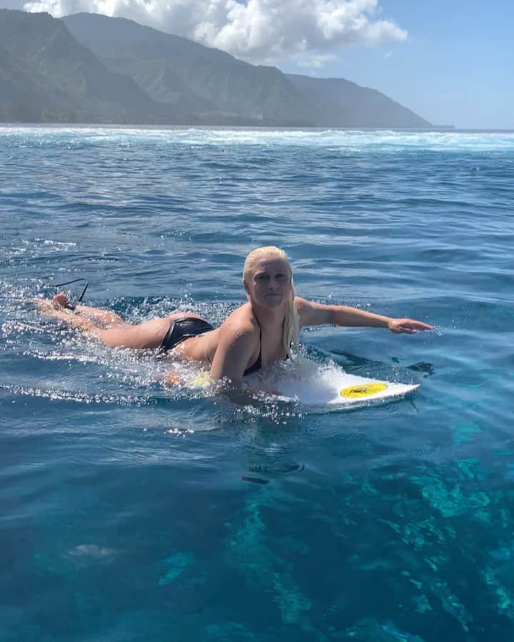 タティアナ・ウェストン・ウェブのインスタグラム：「💙✨ainda sonhando // 💙✨still dreaming #teahupoo @bodyglovegirl」