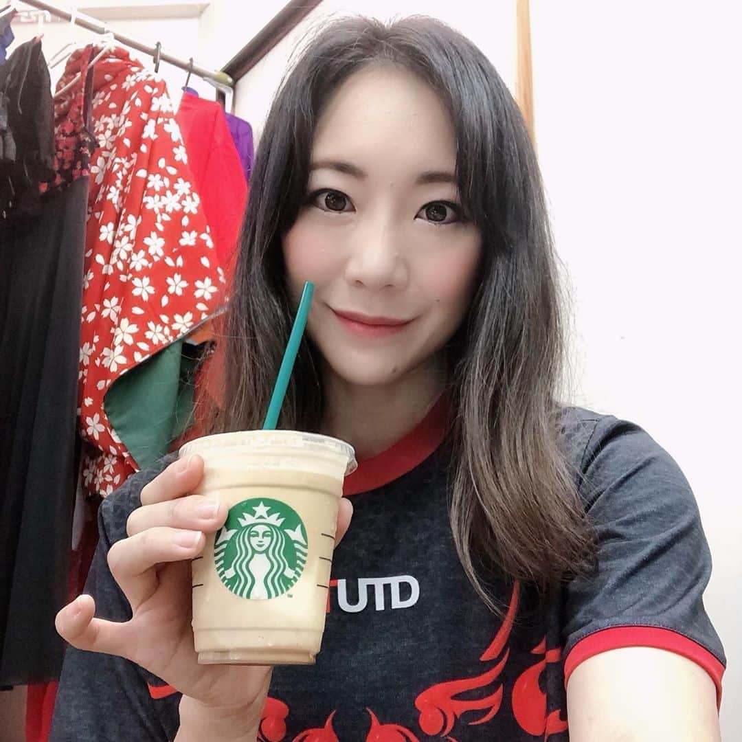 若林美保さんのインスタグラム写真 - (若林美保Instagram)「お誕生日の夜は赤坂から来てくれたステキおねえさんと美味しいお魚を。 猫先輩たちもラジオと共に？お祝いしてくれました。 ギフトでいただいたスタバで贅沢ドリンク。 伸びてきた髪を振り乱しながら9/20までAQKで舞ってます。  #空中族 #筋肉女子 #魚マルシェ #お誕生日 #猫先輩 #のどぐろお刺身 #A級小倉劇場」9月17日 10時04分 - waka_miho
