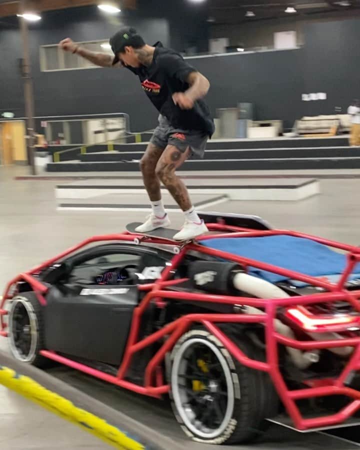 ナイジャ・ヒューストンのインスタグラム：「Skatin Lambo’s n Shittt! @alex.choi」