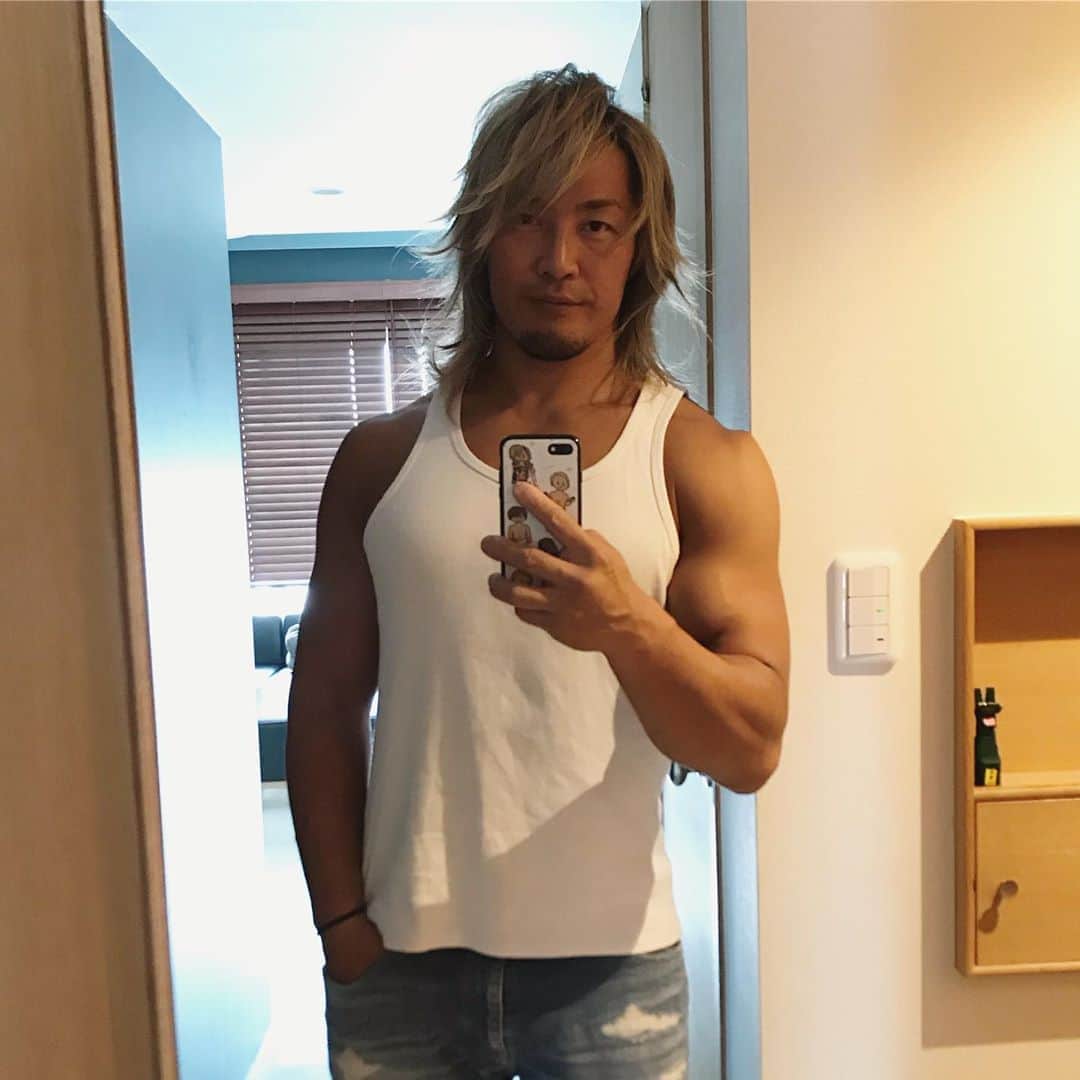 のインスタグラム：「おはよう。今日はリモートの仕事。白のタンクトップということは…」